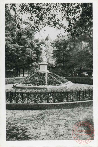 Statue de la nymphe, place de la République