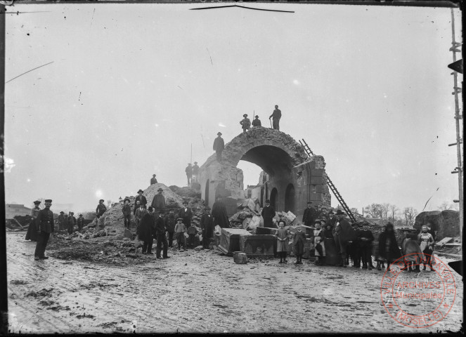 [Démolition de la porte du pont de la Moselle]