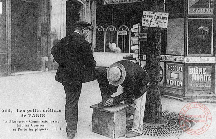 Cartes d'Autrefois (1890-1920) - Artisanat et petits métiers - Les petits métiers de Paris - Le décrotteur-commissionnaire fait les courses et porte les paquets