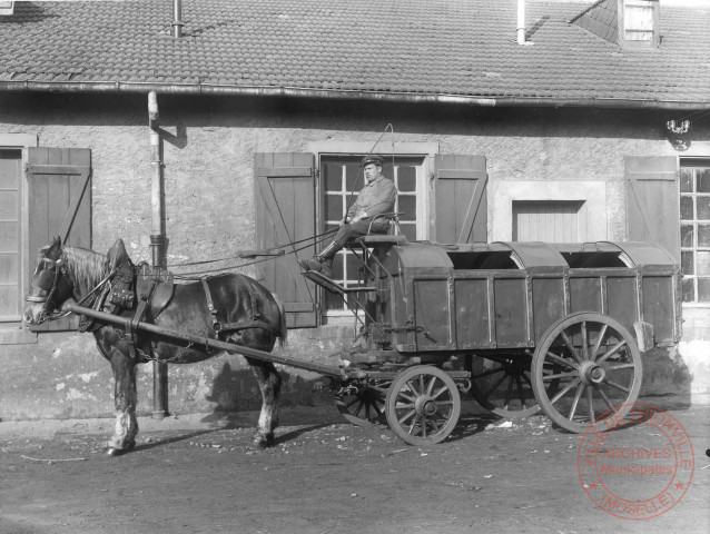 M. BOELINGER, père conduisant le véhicule hippomobile du service de ramassage des ordures ménagères