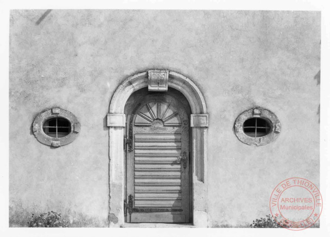 Calvaire (croix double) situé devant la chapelle Saint-Hippolyte, 1 rue Saint-Hippolyte à Haute-Rentgen (commune de Basse-Rentgen). Croix érigée vers 148X (la lecture du 4e chiffre étant illisible, date portée sur le fût) pour le capitaine Peter Blager à la mémoire de ses soldats tombés près de Rodemack. Deux statuettes ont disparu