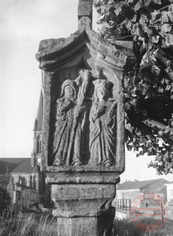 Bildstock situé près du cimetière de Basse-Ham, avenue de Nieppe. Christ en croix ; Vierge ; saint Jean ; saint Pierre ; saint Willibrord ; saint Jude ; saint Nicolas ; saint Henri ; sainte Cunégonde