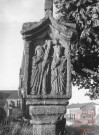 Bildstock situé près du cimetière de Basse-Ham, avenue de Nieppe. Christ en croix ; Vierge ; saint Jean ; saint Pierre ; saint Willibrord ; saint Jude ; saint Nicolas ; saint Henri ; sainte Cunégonde