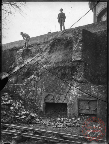 [Démolition des remparts à proximité de l'église Saint-Maximin et découverte de linteaux en pierre décorés]