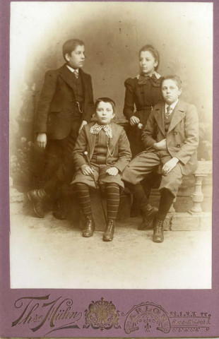 [Photographie de Jules, Léon, Louise et Charly Martha dans les années 1890]