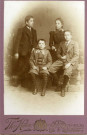 [Photographie de Jules, Léon, Louise et Charly Martha dans les années 1890]
