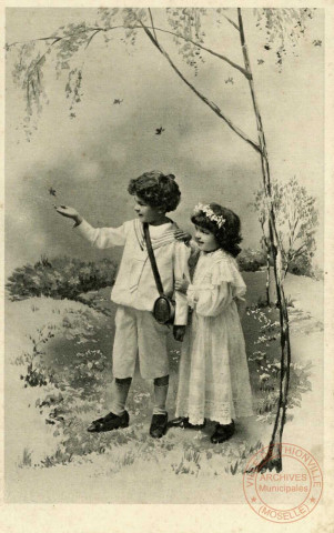 [Petit garçon et petite fille vêtus de clair devant un paysage automnal]