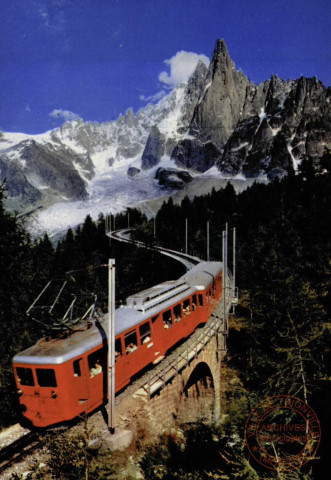 CHAMONIX - Mont-Blanc (Haute-Savoie)- Le train qui, partant de Chamonix rejoint le Montenvers (1909m) qui domine et permet l'accès à la mer de glace; dans le fond , l'Aiguille du Dru(3754m)