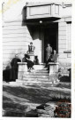 [Famille posant devant l'entrée d'une maison apparemment située à Algrange]