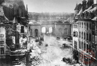[La porte de la Moselle après les bombardements de 1870, et bâtiments alentours détruits]