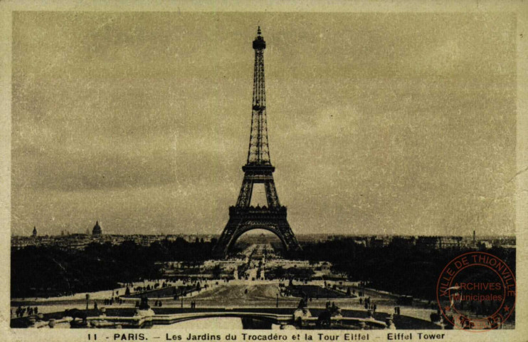 PARIS - Les Jardins du Tocadéro et la Tour Eiffel