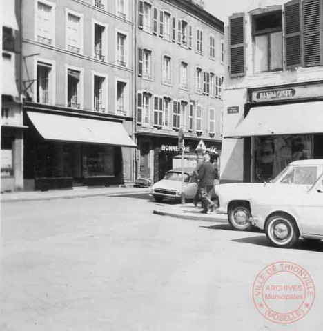 [Voitures dans les rues du centre de Thionville, place au Bois, rue de Jemmapes, rue des Deux Places]