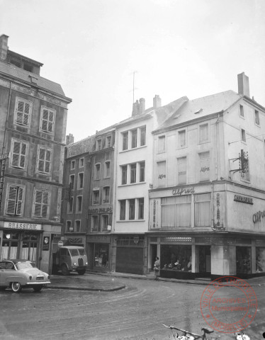 [Vue prise depuis la place du Marché, en face la rue du Mersch. A gauche une brasserie et à droite la bonneterie Alfred]