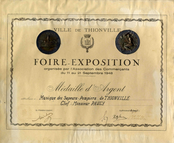 Foire-Exposition organisée par l'Association des commerçants du 11 au 21 septembre 1948. Médaille d'argent attribuée à la Musique des Sapeurs-Pompiers de Thionville.