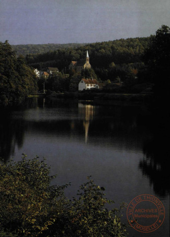 Mouterhouse - Le 'Grand Etang' avec, a l'arrière plan, l'église catholique construite en 1869