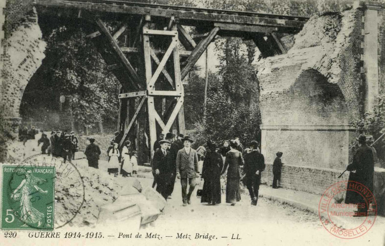 Guerre 1914-1915 - Le Pont de Metz (Somme) sur la route de Rouen, détruit par les allemands.