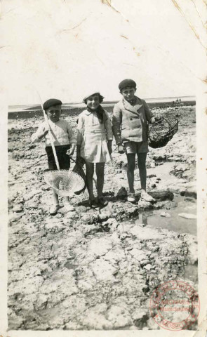 Louis, Nénette et Pierrot posent sur la plage à Rochefort