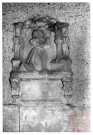 Sculpture d'une jeune dame priant devant un crucifix, avec épitaphe située au-dessus de l'ossuaire de la chapelle du cimetière de Cattenom