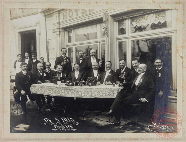 [Réunion d'anciens du "Lothringisches Infanterie - Régiment N. 135", devant l'hôtel Saint-Hubert, rue du Pont. Au centre (derrière les bouteilles) M. Félix NOEL, conseiller municipal]