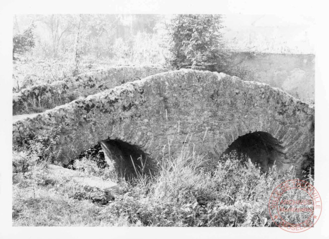Pont en pierre situé impasse du Vieux Pont à Basse-Rentgen
