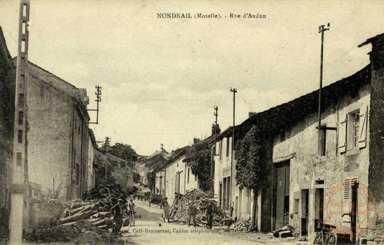 Nondkail (Moselle) - Rue d'Audun - Café-Restaurant,Cabine téléphonique