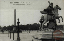 PARIS- La Place de la Concorde vers les Champs-Elysées