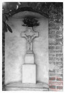 Bildstock situé 3 rue Jeanne d'Arc à Gavisse. Croix érigée en 1837 (date portée sur le croisillon) pour N. Terver et C. Kleine. Installée dans un édicule au 20e siècle