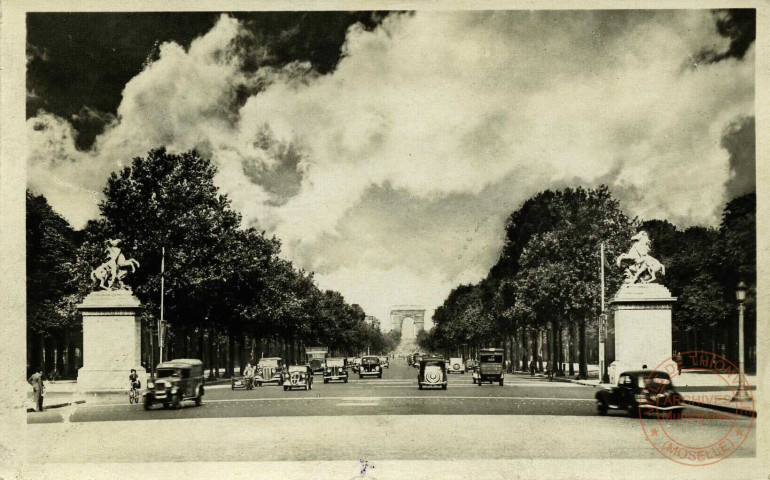 Paris et ses Merveilles - L'Avenue des Champs Elysées vu de l'Arc de Triomphe de l'Etoile