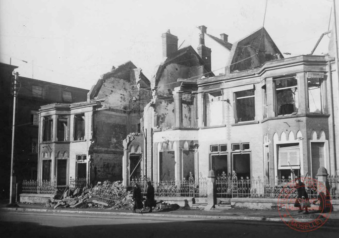 Guerre 1939-1945. Groupe de maisons entre rue des Grains et rue de la Scierie après les bombardements