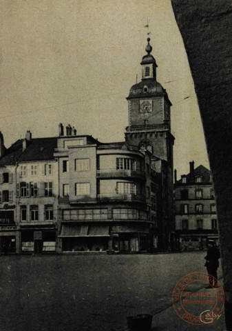 Diedenhofen - Marktplatz - Blick durch die Bogen