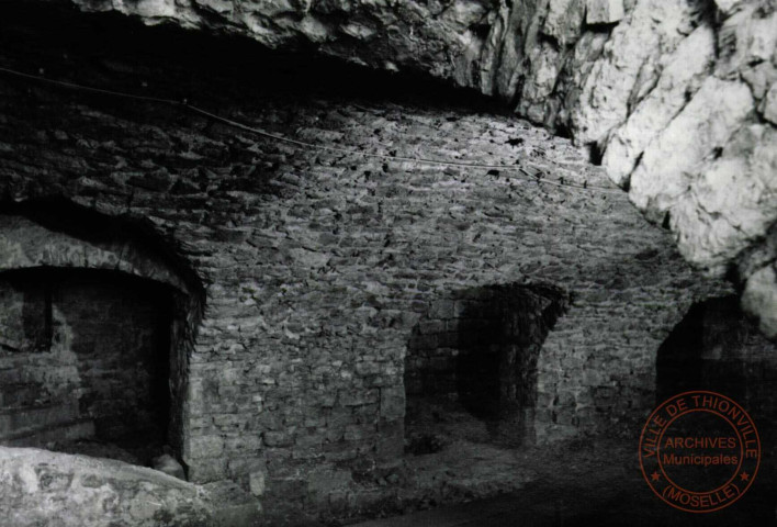 Château de Châtel-sur-Moselle - Celliers des bâtiments seigneuriaux XVeme. Derrière les arcades, un mur de la forteresse primitive, maçonnée à la glaise.