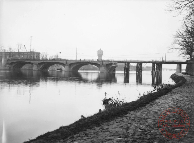 Le pont de 1846 et détruit en 1940 et le pont provisoire