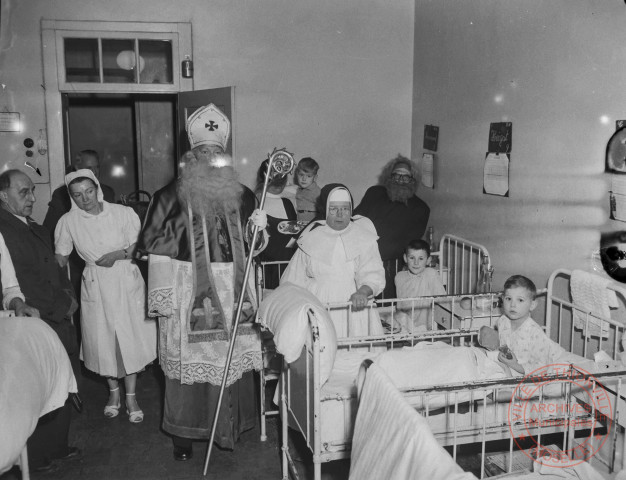 [Saint-Nicolas, visite à l'hôpital, photos de groupe et défilé]