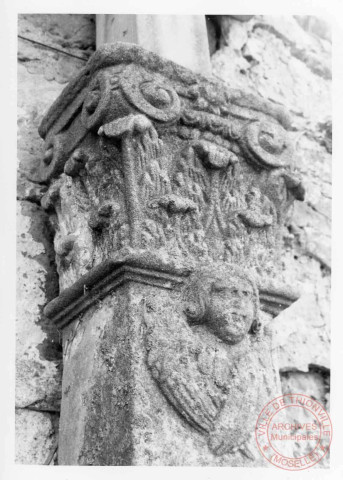 Bildstock situé 13, rue Saint-Jean à Basse-Rentgen. Sujet : Christ en croix, pâmoison de la Vierge, le coup de lance, présentation du vin aigre à Jésus. Détails
