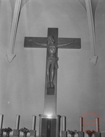 [Eglise Notre-Dame de l'Assomption, à l' intérieur un christ sur sa croix et à l'extérieur, finition de la charpente du clocher avec le bouquet final posé sur le point culminant]