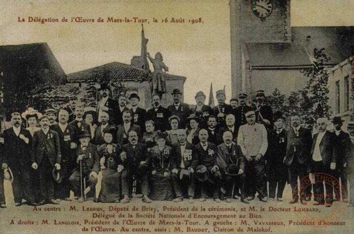 La Délégation de l'Oeuvre de Mars-la-Tour, le 16 Août 1908., Au centre : M. LEBRUN, Député de Briey, Président de la cérémonie, et M. le Docteur Lombard, Délégué de la Société Nationale d'Encouragement au Bien. A droite : M. LANGLOIS, président de l'OEuvre de Mars-la-Tour. A gauche : M. Vavasseur, Président d'honneur de l'OEuvre. Au centre, assis : M. Baudot, Clairon de Malskof.