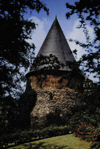 Ville de Metz : Tour Camoufle (XIIIe siècle) : Batie par Jacob de Castel : Un des derniers témoins des fortifications de Metz au Moyen Age