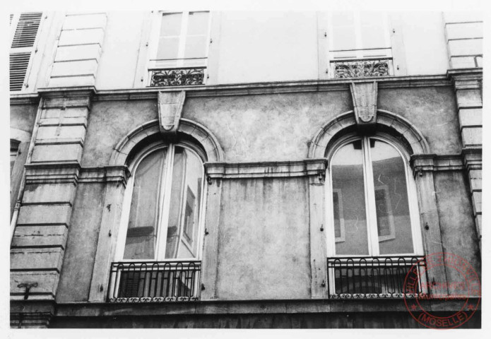 15 rue du Mersch, fenêtres et clés d'arcs néoclassiques - Thionville