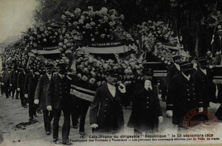 Catastrophe du dirigeable 'République' le 25 septembre 1909 : Funérailles des Victimes à Versailles - Les porteurs des couronnes offertes par la Ville de Paris