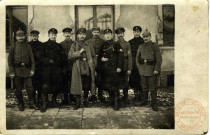 [Portrait de militaires et civils vers 1900]