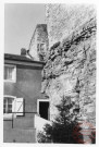 Château de Roussy-le-Bourg (commune de Roussy-le-Village). A gauche maison accolée aux remparts, 9 rue du Bourg