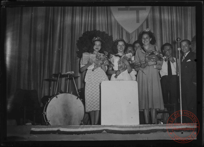 Foire exposition de 1948 - La lauréate et les deux dauphines du concours "reine des sports 1948", sur la scène du Trianon Palace