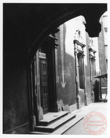 Cour du Château, cour intérieure et porche du tribunal - Thionville