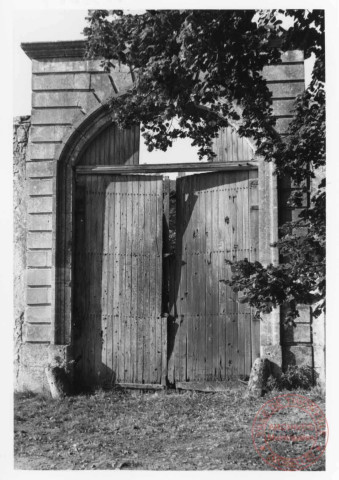 Château de Roussy-le-Bourg (commune de Roussy-le-Village). Détail porche d'entrée