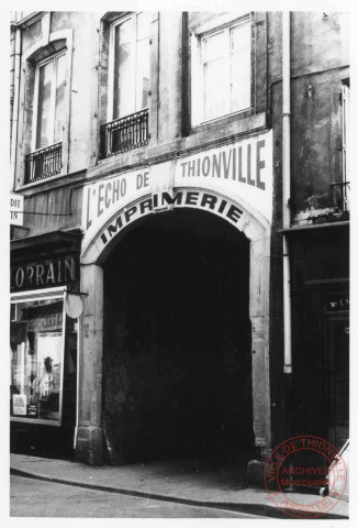 Porche 15 rue du Mersch, donnant dans la Cour du Mersch. Imprimerie l'Echo - Thionville