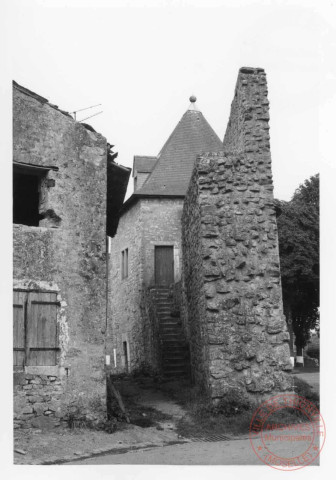 Contre la porte de Sierck à Rodemack, mur d'enceinte et ruelle d'accès au chemin de ronde
