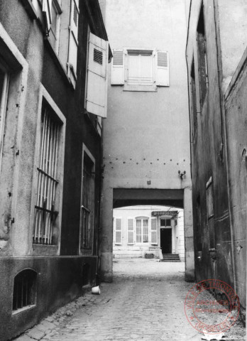 Passage sous un bâtiment situé 4 rue de la Poterne à Thionville