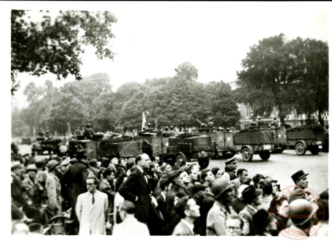 Troupes motorisées américaines devant le Grand Palais