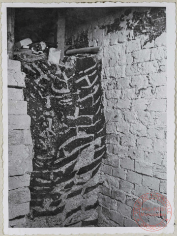 Régénérateur batterie Still côté nord four 22. Piédroits entre régénérateurs gaz et air montrant le ramollissement et la fusion des briques devant supporter les voûtes de régénérateurs. Le vide créé à la partie supérieure entre la voûte et le piédroit part de 0 et va en s'amplifiant sur une longueur de 2m pour atteindre une hauteur de 50 cm environ et se continue à peu près régulièrement sur toute la longueur de la batterie. A beaucoup d'endroits une partie du revêtement en réfractaires était déjà tombé. En continuant l'exploitation sans revenir à cet état de chose, un effondrement de la batterie étaient à craindre à chaque instant