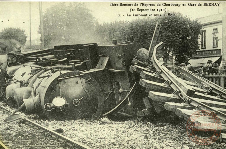 Déraillement de l'Express de Cherbourg en gare de Bernay (10 septembre 1910) - La Locomotive sous la voie